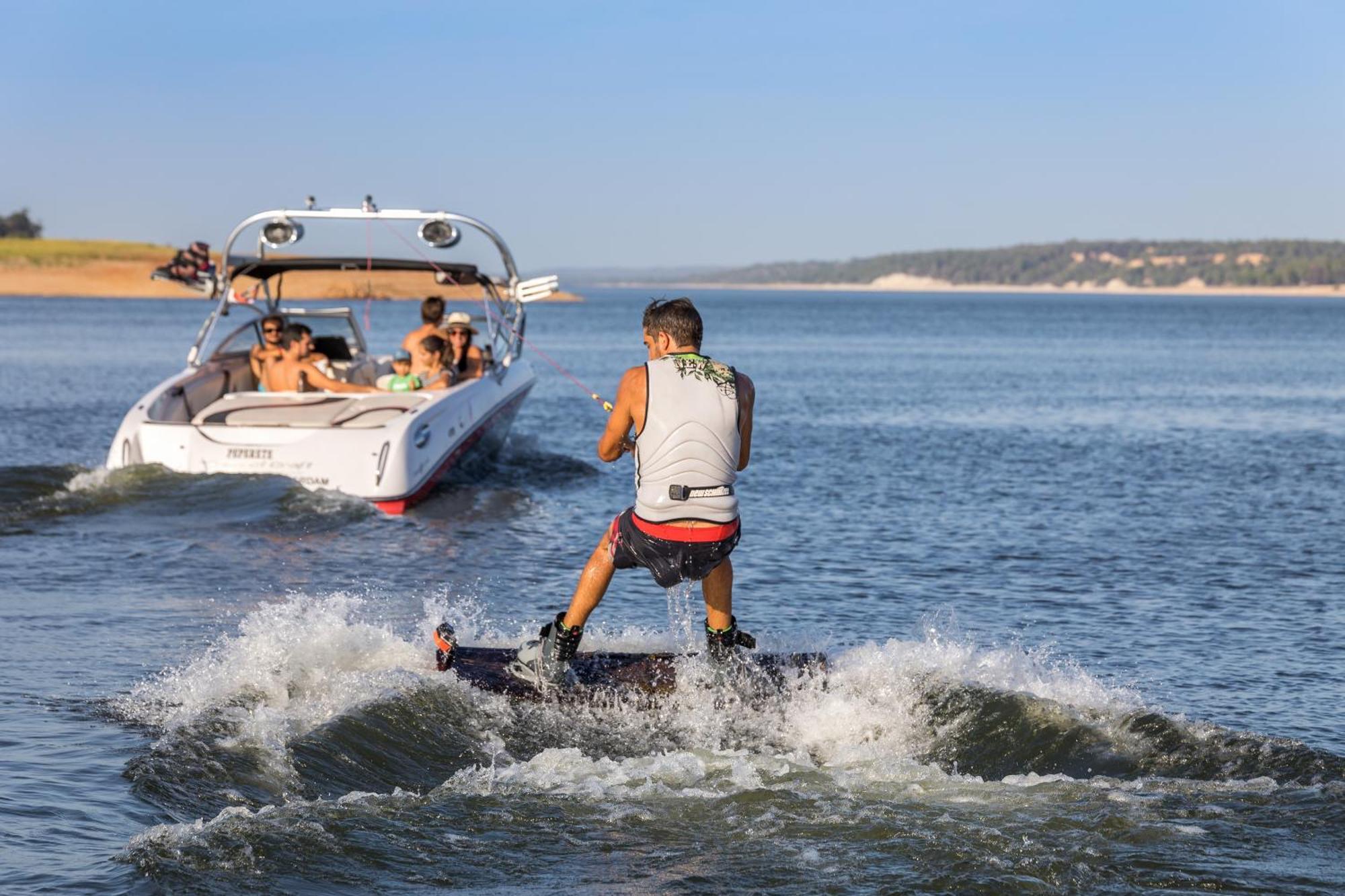 Ap Lago Montargil - Conference & Spa Екстер'єр фото A wakeboarder
